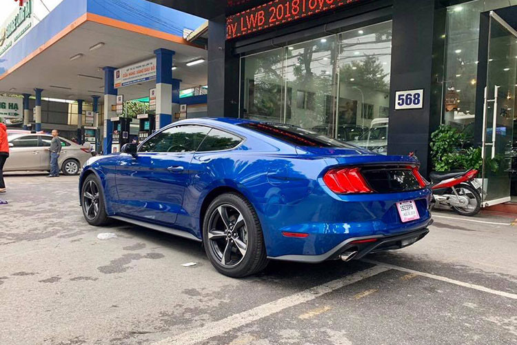 Động cơ này trên Ford Mustang 2018 sản sinh ra công suất tối đa 310 mã lực và mô-men xoắn cực đại 474 Nm. Điểm thay đổi trên mẫu xe thể thao mới này chính là việc động cơ sẽ kết hợp cùng với hộp số tự động 10 cấp mới, thay cho loại tự động 6 tốc độ như các phiên bản đời trước.
