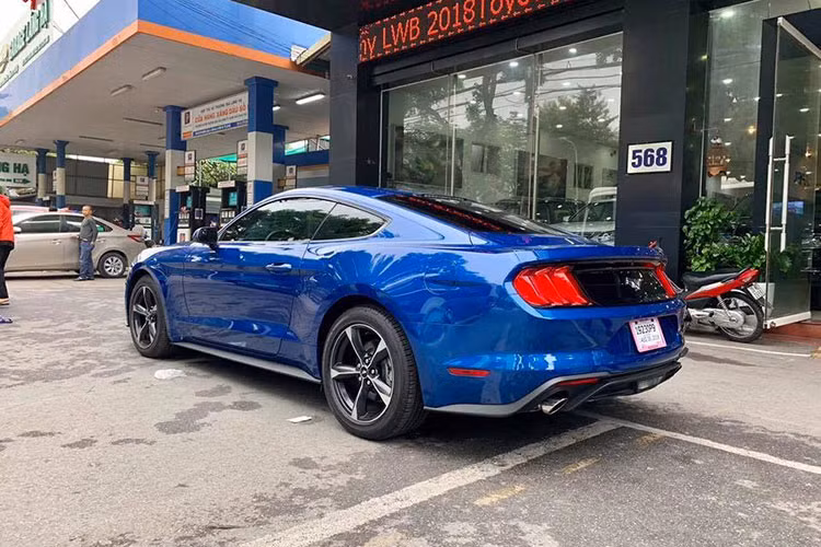 Động cơ này trên Ford Mustang 2018 sản sinh ra công suất tối đa 310 mã lực và mô-men xoắn cực đại 474 Nm. Điểm thay đổi trên mẫu xe thể thao mới này chính là việc động cơ sẽ kết hợp cùng với hộp số tự động 10 cấp mới, thay cho loại tự động 6 tốc độ như các phiên bản đời trước.