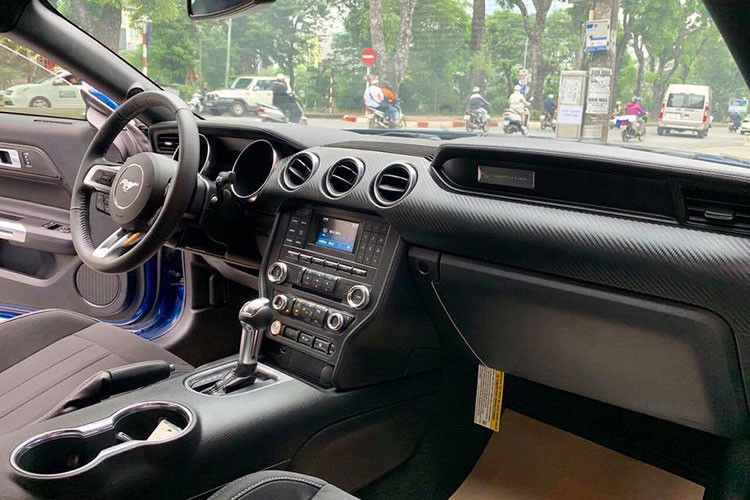 Mẫu xe cơ bắp Ford Mustang 2018 màu xanh độc nhất Việt Nam được hãng xe ôtô Mỹ trang bị khối động cơ EcoBoost, dung tích 2.3 lít, 4 xy-lanh, quen thuộc như những chiếc Mustang được nhập về trước đó. Đây là động cơ được nhận ưu đãi về thuế tiêu thụ đặc biệt mới.