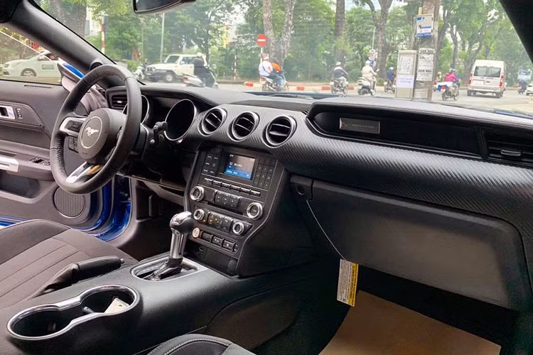 Mẫu xe cơ bắp Ford Mustang 2018 màu xanh độc nhất Việt Nam được hãng xe ôtô Mỹ trang bị khối động cơ EcoBoost, dung tích 2.3 lít, 4 xy-lanh, quen thuộc như những chiếc Mustang được nhập về trước đó. Đây là động cơ được nhận ưu đãi về thuế tiêu thụ đặc biệt mới.