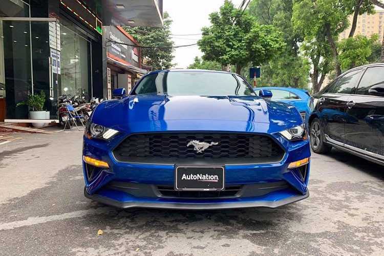 Hiện chiếc xe thể thao Ford Mustang màu độc nhất Việt Nam này đang được một đại lý tư nhân chào bán với giá hơn 2,7 tỷ đồng tại Hà Nội. Đây cũng là chiếc Mustang đời 2018 thứ 4 có mặt tại Việt Nam.