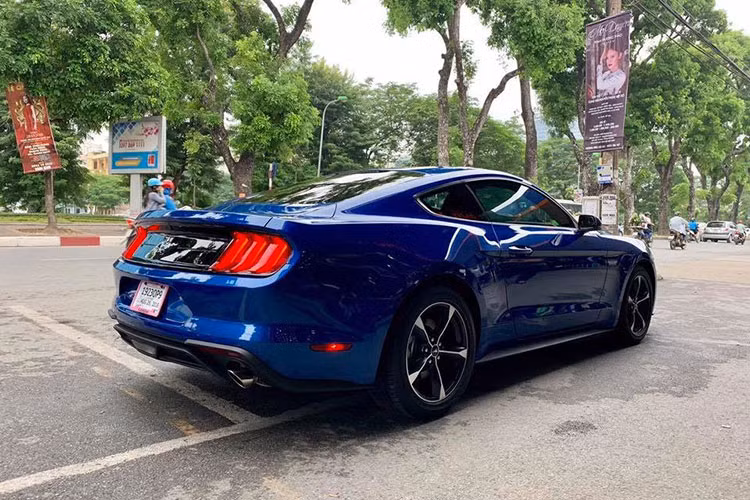 Ngoài việc sở hữu mầu xanh độc đáo, ngoại hình của xe ũng khá lạ mắt với lưới tản nhiệt sơn đen bóng, cánh lướt gió phía trước, nẹp sườn hay khuếch tán sau hoàn thành với màu sơn nhám...