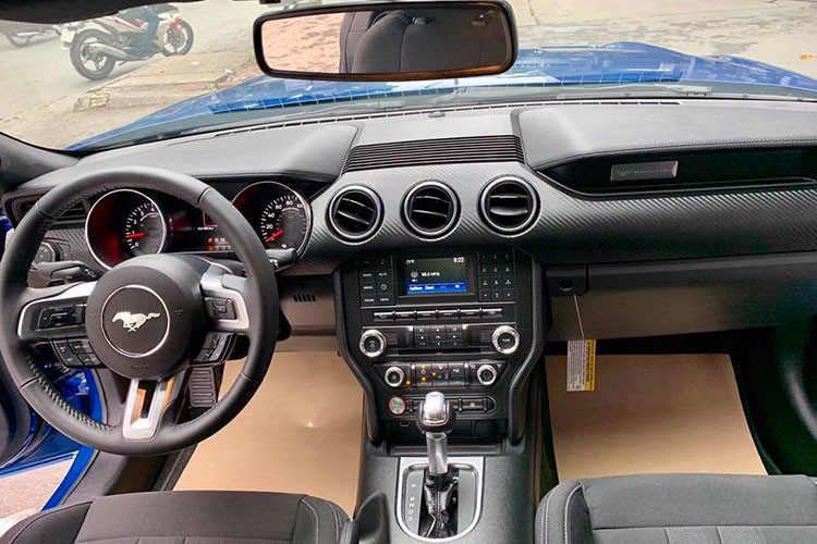 Bên trong khoang lái, chiếc xe thể thao Ford Mustang đời 2018 màu xanh độc nhất Việt Nam có nội thất với màu đen kết hợp cùng nhiều chi tiết giả carbon đẹp mắt như bảng táp-lô, ốp cửa gió điều hoà. Các tính năngmới nhất như hệ thống thông tin giải trí SYNC 3 tương thích với Android Auto và Apple CarPlay, hệ thống âm thanh cao cấp Shaker Pro.