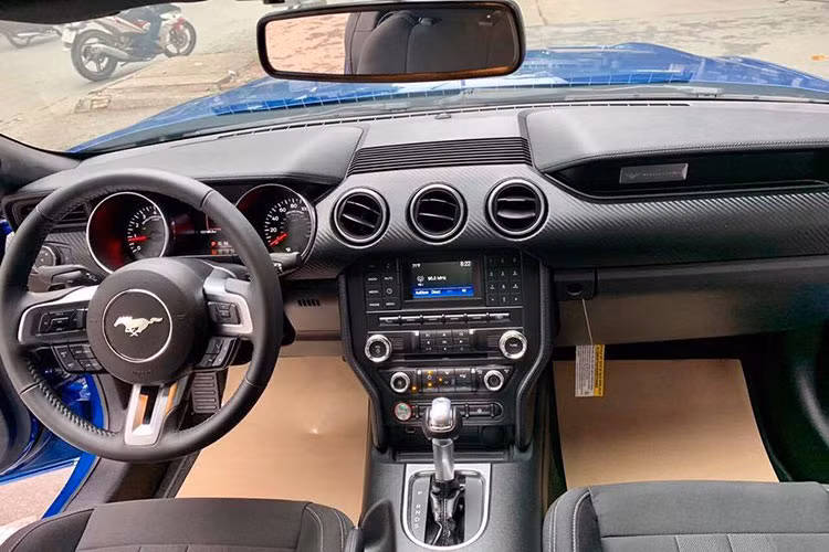 Bên trong khoang lái, chiếc xe thể thao Ford Mustang đời 2018 màu xanh độc nhất Việt Nam có nội thất với màu đen kết hợp cùng nhiều chi tiết giả carbon đẹp mắt như bảng táp-lô, ốp cửa gió điều hoà. Các tính năngmới nhất như hệ thống thông tin giải trí SYNC 3 tương thích với Android Auto và Apple CarPlay, hệ thống âm thanh cao cấp Shaker Pro.