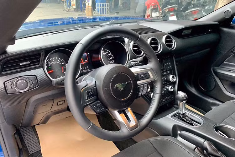 Thay đổi ấn tượng khác trên Ford Mustang đời 2018 còn đến từ ngoài việc trang bị 4 chế độ lái quen thuộc như bình thường, trơn trượt, đường tuyết và thể thao tương tự như phiên bản trước, mẫu xe thể thao của Ford đời 2018 trang bị thêm 2 chế độ lái khác là Drag Strip và My Mode.