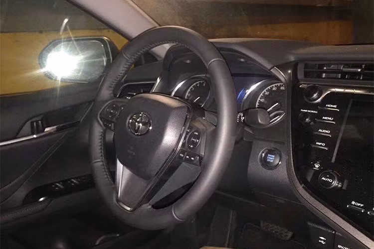 Nét thể thao tiếp tục được nhìn thấy ở bên trong nội thất, hướng đến người lái nhiều hơn. Sự cao cấp tiếp tục được gia tăng, với bảng taplo thiết kế mới. Xe sở hữu màn hình 10 inch hiển thị trên kính lái HUD, màn hình này được gọi tên là giao diện Human Machine Interface (HMI) mới nhất, hiển thị thông tin qua 3 màn hình khác nhau.