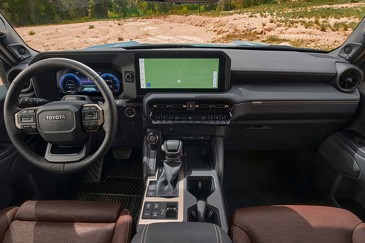 Thứ hai là bản Land Cruiser với giá 61.950 USD. Bản tầm trung này sở hữu đèn pha LED hình chữ nhật, ghế bọc bằng chất liệu giả da SofTex, ghế chỉnh điện, bảng đồng hồ kỹ thuật số và màn hình cảm ứng trung tâm đều có kích thước 12,3 inch, hệ thống âm thanh 10 loa, cửa cốp chỉnh điện,...