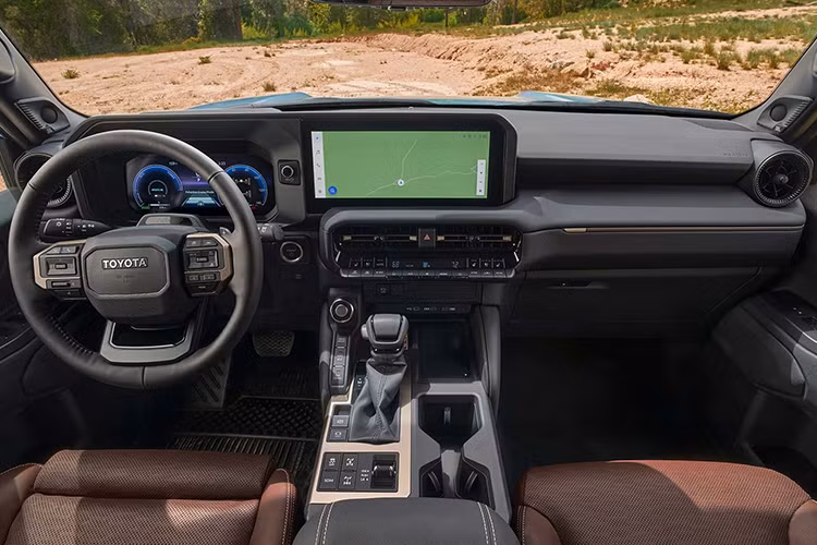 Thứ hai là bản Land Cruiser với giá 61.950 USD. Bản tầm trung này sở hữu đèn pha LED hình chữ nhật, ghế bọc bằng chất liệu giả da SofTex, ghế chỉnh điện, bảng đồng hồ kỹ thuật số và màn hình cảm ứng trung tâm đều có kích thước 12,3 inch, hệ thống âm thanh 10 loa, cửa cốp chỉnh điện,...