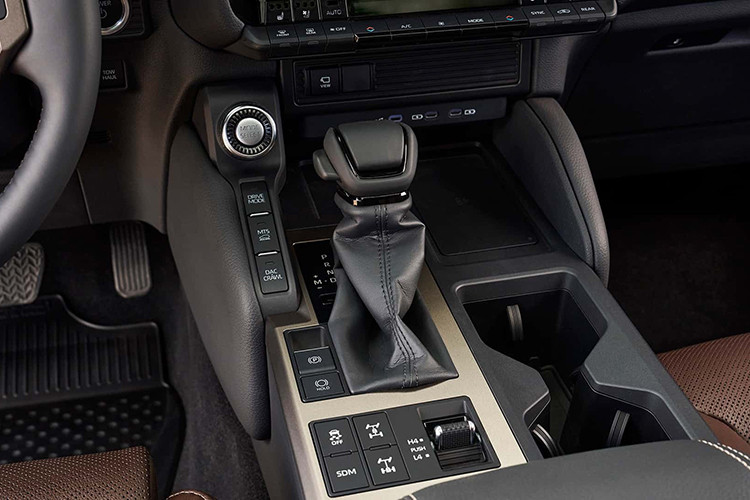 Cuối cùng là bản First Edition cao cấp nhất với đèn pha hình tròn tương tự bản tiêu chuẩn và bộ vành hợp kim 18 inch. Bên cạnh đó là logo "First Edition", baga nóc, ốp bảo vệ sườn xe và ốp gầm dưới cản trước.