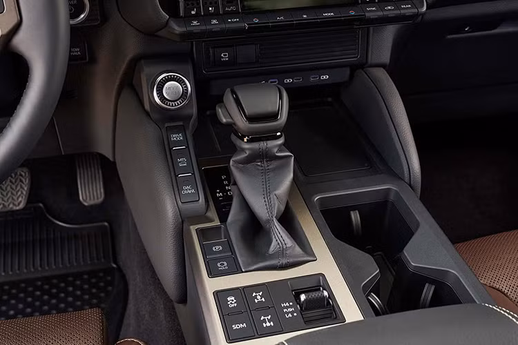 Cuối cùng là bản First Edition cao cấp nhất với đèn pha hình tròn tương tự bản tiêu chuẩn và bộ vành hợp kim 18 inch. Bên cạnh đó là logo "First Edition", baga nóc, ốp bảo vệ sườn xe và ốp gầm dưới cản trước.