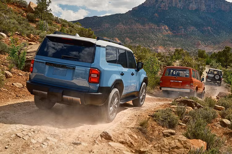 Trong năm nay, Toyota Land Cruiser Prado thế hệ mới cũng sẽ được bán tại Việt Nam. Hiện đại lý Việt đã bắt đầu nhận cọc cho mẫu xe này và dự kiến giao xe vào tháng 7 năm nay.