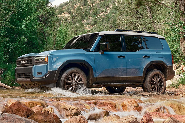 Dù ở phiên bản nào, Toyota Land Cruiser Prado 2024 tại Mỹ cũng dùng động cơ hybrid có tên i-Force Max, bao gồm máy xăng 4 xi-lanh, dung tích 2.4L, pin 1,87 kWh và hộp số tự động 8 cấp tích hợp mô-tơ điện, tạo ra công suất tổng cộng 326 mã lực cùng mô-men xoắn cực đại 630 Nm.