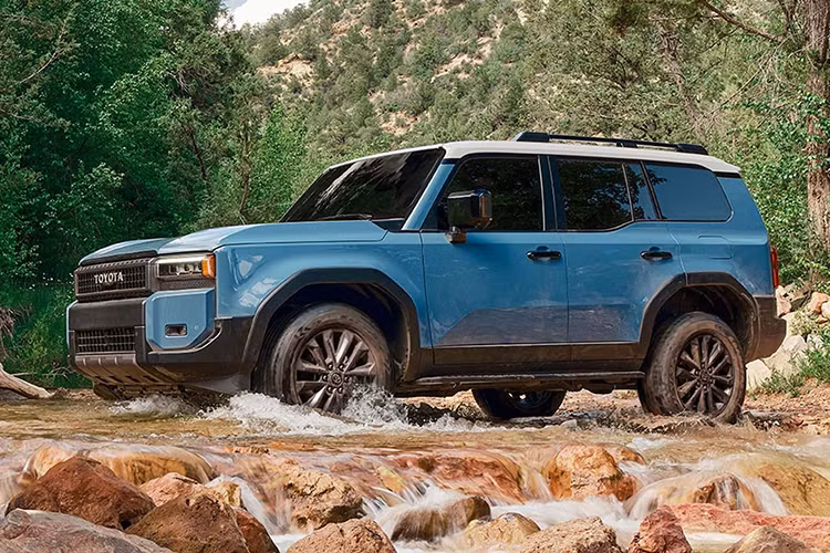 Dù ở phiên bản nào, Toyota Land Cruiser Prado 2024 tại Mỹ cũng dùng động cơ hybrid có tên i-Force Max, bao gồm máy xăng 4 xi-lanh, dung tích 2.4L, pin 1,87 kWh và hộp số tự động 8 cấp tích hợp mô-tơ điện, tạo ra công suất tổng cộng 326 mã lực cùng mô-men xoắn cực đại 630 Nm.