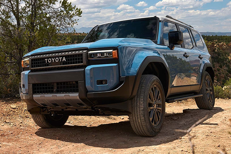 Toyota Land Cruiser Prado 2024 tại Việt Nam dự kiến sẽ dùng động cơ xăng 4 xi-lanh, tăng áp, dung tích 2.4L mới. Kết hợp cùng hộp số tự động 8 cấp mới, động cơ này cho công suất tối đa 278 mã lực cùng mô-men xoắn cực đại 430 Nm. Theo tin đồn, xe sẽ có giá hơn 3 tỷ đồng ở Việt Nam.