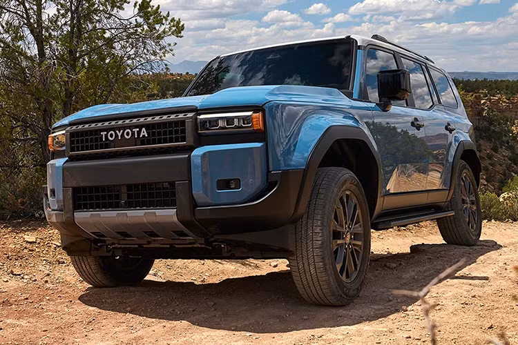 Toyota Land Cruiser Prado 2024 tại Việt Nam dự kiến sẽ dùng động cơ xăng 4 xi-lanh, tăng áp, dung tích 2.4L mới. Kết hợp cùng hộp số tự động 8 cấp mới, động cơ này cho công suất tối đa 278 mã lực cùng mô-men xoắn cực đại 430 Nm. Theo tin đồn, xe sẽ có giá hơn 3 tỷ đồng ở Việt Nam.