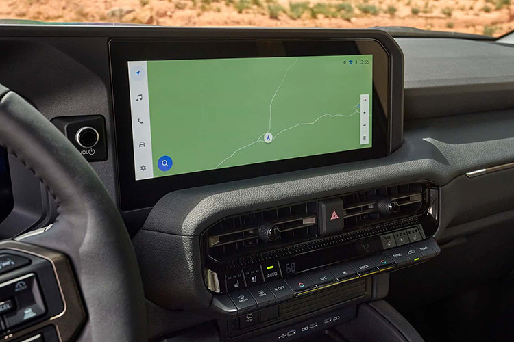 Những ai muốn sở hữu xe sang trọng hơn thì có thể chi thêm tiền cho gói trang bị Premium Package tùy chọn. Gói này bao gồm ghế bọc da với tính năng làm mát, hệ thống âm thanh JBL 14 loa, gương chiếu hậu kỹ thuật số, màn hình hiển thị thông tin kính lái HUD, cửa sổ trời chỉnh điện và ngăn lạnh ở bệ tì tay trung tâm.