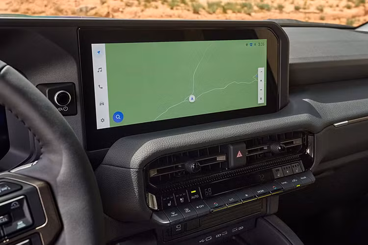 Những ai muốn sở hữu xe sang trọng hơn thì có thể chi thêm tiền cho gói trang bị Premium Package tùy chọn. Gói này bao gồm ghế bọc da với tính năng làm mát, hệ thống âm thanh JBL 14 loa, gương chiếu hậu kỹ thuật số, màn hình hiển thị thông tin kính lái HUD, cửa sổ trời chỉnh điện và ngăn lạnh ở bệ tì tay trung tâm.