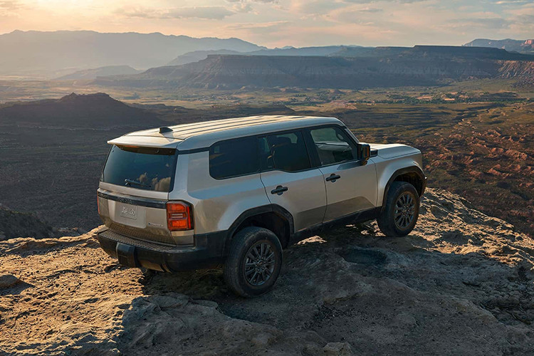 Tại thị trường Mỹ, Land Cruiser 1958 có những trang bị tiêu chuẩn như ghế bọc nỉ với tính năng sưởi, chìa khóa thông minh, bảng đồng hồ kỹ thuật số 7 inch, màn hình cảm ứng trung tâm 8 inch, hỗ trợ kết nối Apple CarPlay/Android Auto không dây, điều hòa tự động và hệ thống cảnh báo điểm mù.