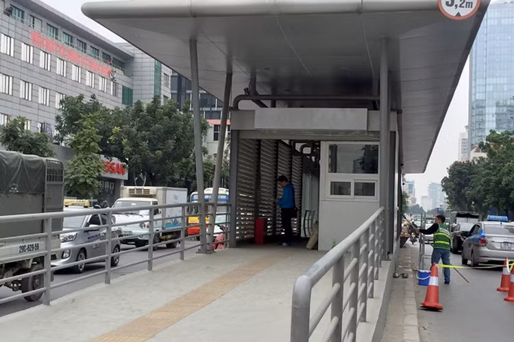 Từ ngày 15/12 đến ngày 31/12/2016 Hà Nội sẽ cho vận hành thí điểm xe buýt nhanh theo lộ trình bến xe Yên Nghĩa (Hà Đông) - QL6 - Ba La - Quang Trung - Lê Trọng Tấn - Tố Hữu - Lê Văn Lương - Láng Hạ - Giảng Võ - Giang Văn Minh - Kim Mã và ngược lại. Thời gian hoạt động từ 5h - 22h hàng ngày.