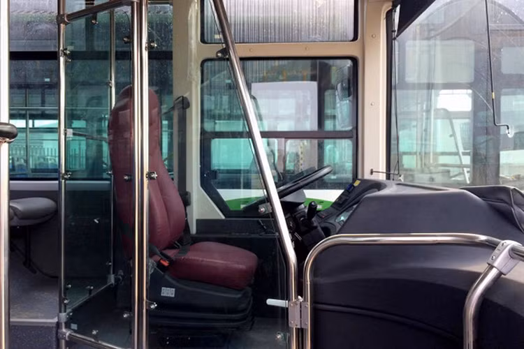 Trên xe được trang bị các bình cứu hỏa giúp hành khách và tài xế, phụ lái dễ dàng xử lý khi xảy ra sự cố. Tay vịn treo bằng nhựa trong tạo cảm giác sạch sẽ. Buồng lái được ngăn cách riêng bằng vách kính, sàn cao, động cơ sử dụng hộp số tự động.