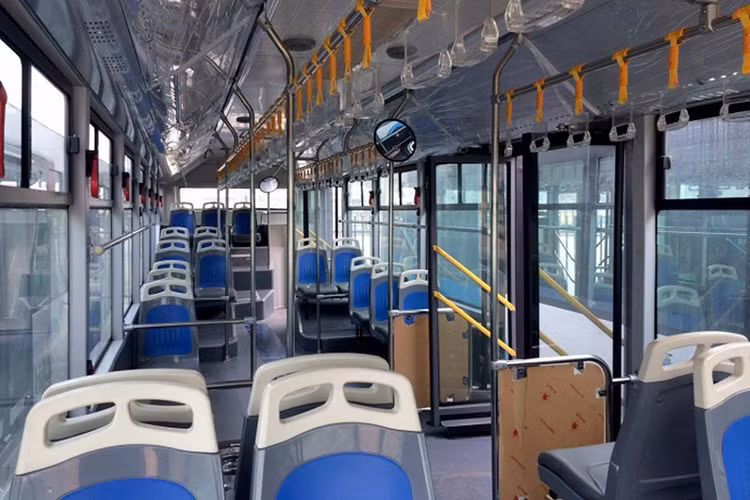 Nội thất bên trong xe khá hiện đại, ghế lắp đệm mềm khá rộng rãi. Nội thất của xe cũng thiết kế sáng đẹp với tông màu chủ đạo: xanh và trắng.