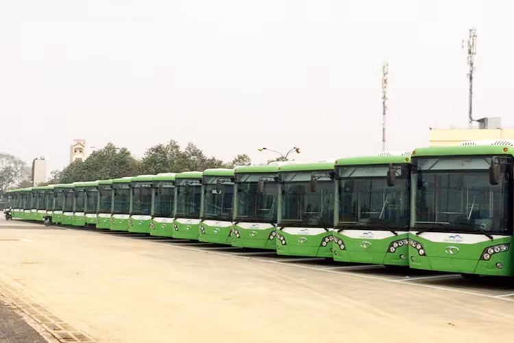 Mẫu xe buýt mới này có trọng tải 18 tấn, được sơn màu xanh, điểm thêm các nét hoa văn xanh và trắng. Đây là mẫu xe được sản xuất hoàn toàn mới, đạt tiêu chuẩn khí thải châu Âu (Euro 3), thiết kế xe dài hơn xe buýt thông thường vẫn đang xuất hiện tại Hà Nội.