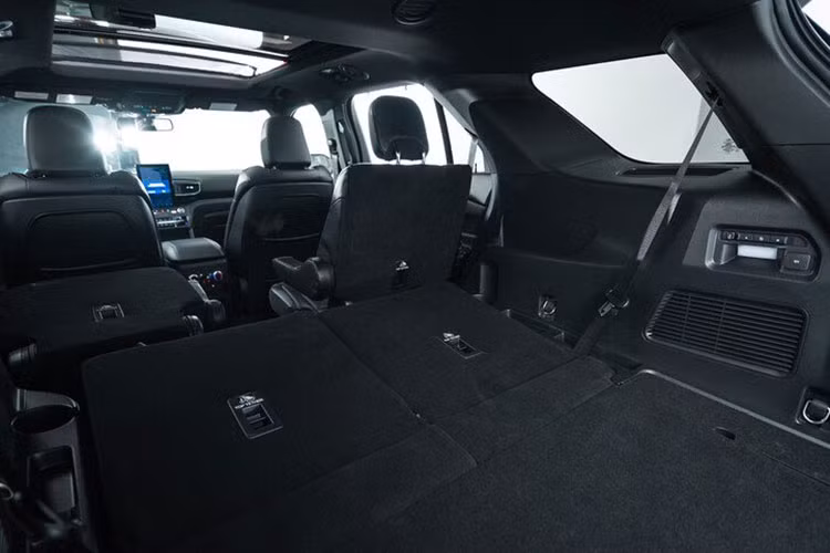 Cuối cùng nhưng không kém phần quan trọng, Ford Explorer 2021 sẽ có thêm phiên bản Platinum Hybrid với giá xe Ford Explorer mới khởi điểm từ 53.085 USD (khoảng 1,22 tỷ đồng).