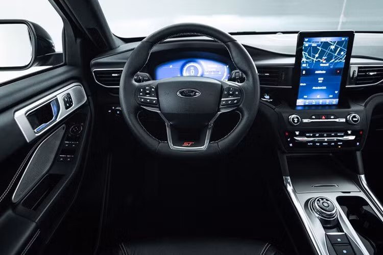 Một sự bổ sung khác cho dòng sản phẩm Ford Explorer 2021 là phiên bản Platinum RWD. Xe kết hợp các trang bị phong phú của Explorer Platinum AWD với cấu hình hệ dẫn động giá cả phải chăng hơn một chút.