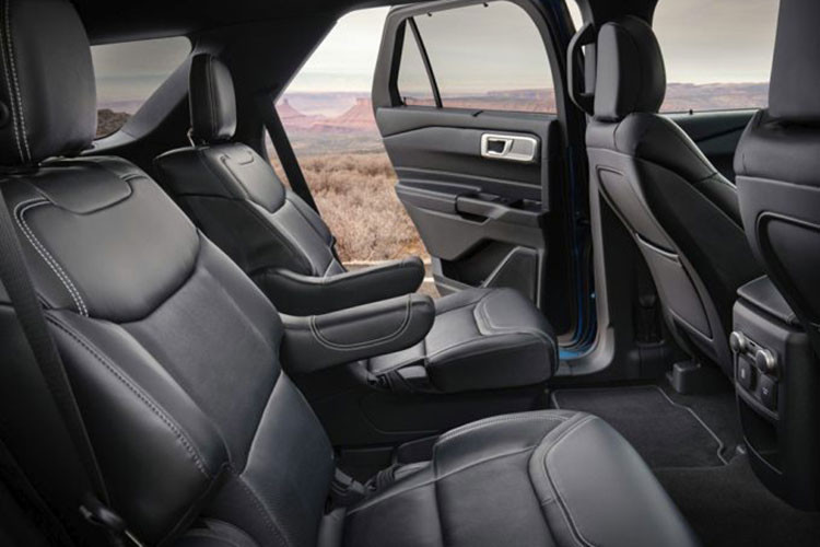 Là một phần của trang bị tiêu chuẩn, phiên bản RWD sở hữu ghế da đặc biệt, vô-lăng bọc da và bệ tỳ tay ở phía trước và khu vực cửa.