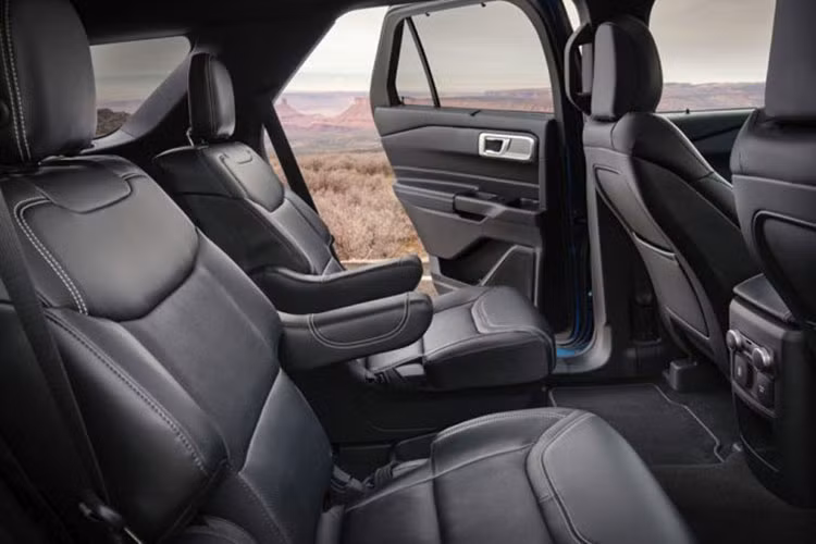 Là một phần của trang bị tiêu chuẩn, phiên bản RWD sở hữu ghế da đặc biệt, vô-lăng bọc da và bệ tỳ tay ở phía trước và khu vực cửa.