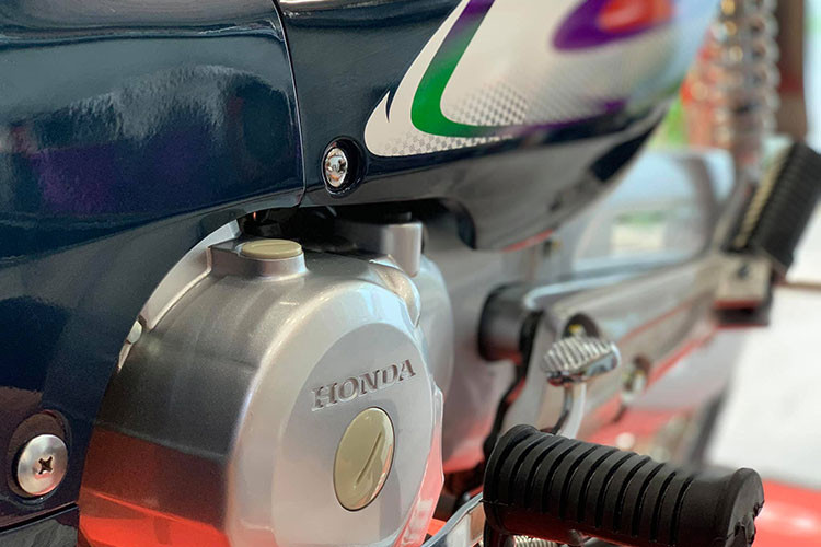 Giảm sóc trước của xe vẫn là dạng ống lồng, sau là lò xo trụ.