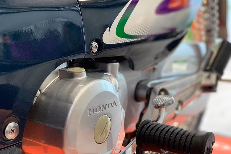 Giảm sóc trước của xe vẫn là dạng ống lồng, sau là lò xo trụ.