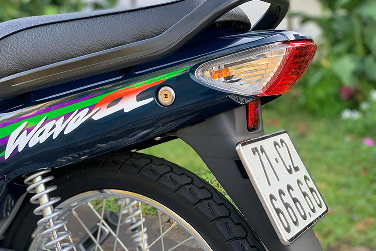 Sở hữu nét đẹp thanh lịch và trẻ trung và được Honda Việt Nam sản xuất từ những năm 2001, đến nay mẫu xe này đã ngưng sản xuất. Chiếc xe Honda Wave Alpha đời 2005 được "giật" mới của một người chơi xe tại Bến Tre đã trở nên thật phong cách và nguyên bản như "đập thùng". Đáng chú ý nhất chính là biển số "ngũ quý 6" của Bến Tre cho xe.