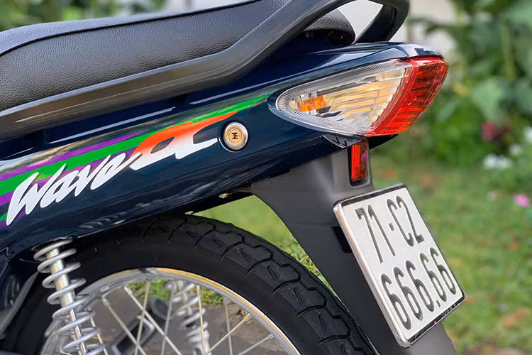 Sở hữu nét đẹp thanh lịch và trẻ trung và được Honda Việt Nam sản xuất từ những năm 2001, đến nay mẫu xe này đã ngưng sản xuất. Chiếc xe Honda Wave Alpha đời 2005 được "giật" mới của một người chơi xe tại Bến Tre đã trở nên thật phong cách và nguyên bản như "đập thùng". Đáng chú ý nhất chính là biển số "ngũ quý 6" của Bến Tre cho xe.