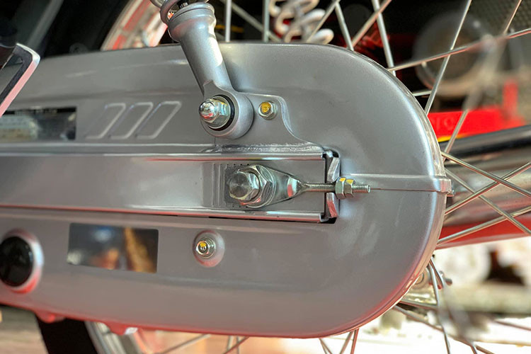 Nếu như nhiều người chơi xe máy Honda Wave cũ thường thích độ xe theo phong cách kiểng với đồ chơi "hàng hiệu" thì chiếc Wave Alpha 2005 trong bài viết này lại được chủ nhân hướng tới phong cách nguyên bản.