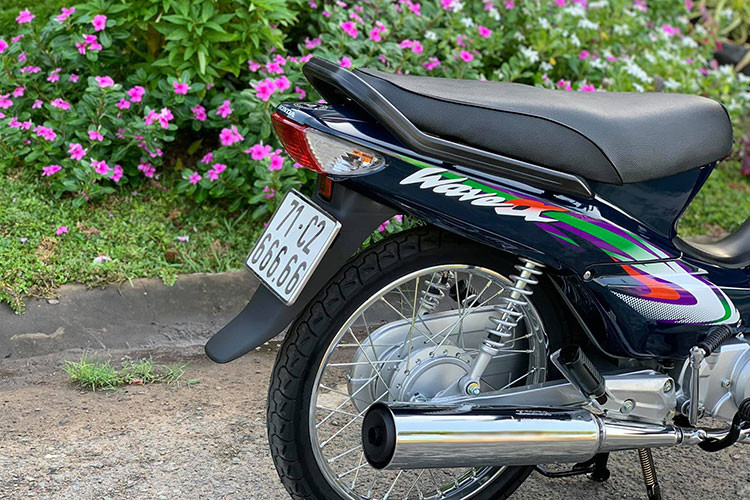 Đáng chú ý trên chiếc xe số phổ thông giá rẻ Honda Wave Alpha có tuổi đời 16 năm này chính là biển số "ngũ quý 6". Trong giới chơi xe thường quan niệm, sở hữu xe biển ngũ quý 6 sẽ giúp cho công việc làm ăn của chủ nhân chiếc xe thuận buồm xuôi gió, gặp những điều may mắn, tốt đẹp, hạn chế những rủi ro, xui xẻo.