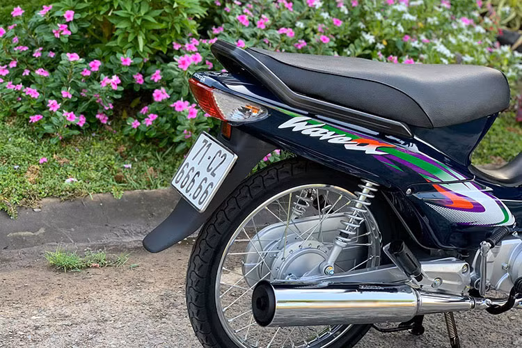 Đáng chú ý trên chiếc xe số phổ thông giá rẻ Honda Wave Alpha có tuổi đời 16 năm này chính là biển số "ngũ quý 6". Trong giới chơi xe thường quan niệm, sở hữu xe biển ngũ quý 6 sẽ giúp cho công việc làm ăn của chủ nhân chiếc xe thuận buồm xuôi gió, gặp những điều may mắn, tốt đẹp, hạn chế những rủi ro, xui xẻo.