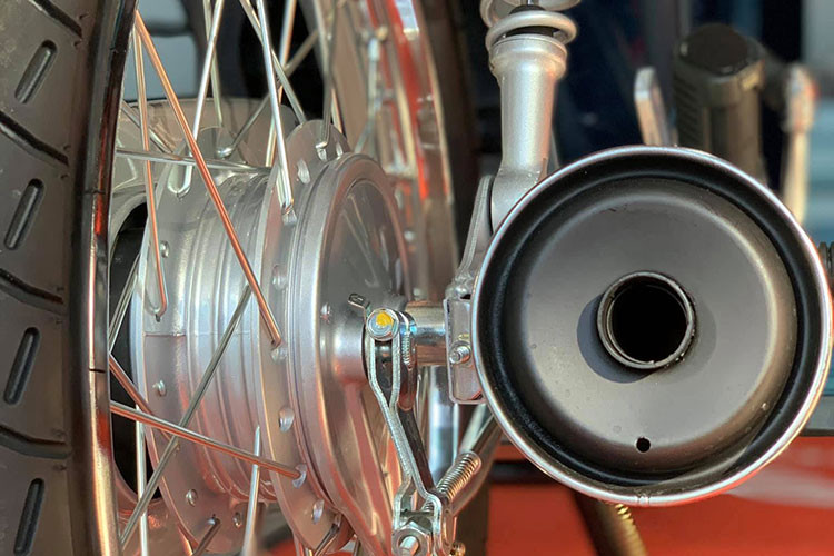 Các chi tiết của xe như đầu đèn, dàn nhựa, vành và lốp... đều được chủ xe làm mới lại nguyên bản. Theo anh Khoa Decal chủ xưởng độ xe cho hay, tất cả các chi tiết trên xe đều được làm theo ý chủ nhân - từ sơn xi đến các chi tiêt làm y như nguyên bản của mẫu Honda Wave Alpha 2005.