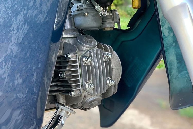 Honda Wave @ đời cũ được trang bị động cơ 100cc, xi lanh đơn và làm mát bằng gió. Mẫu xe này vận hành khá ổn định và được xem là mẫu xe bán chạy nhất của Honda kể từ khi ra mắt năm 2001. Hiện mẫu xe này khong còn được Honda Việt Nam sản xuất, nó chủ yếu được người dùng bán lại theo dạng xe cũ.