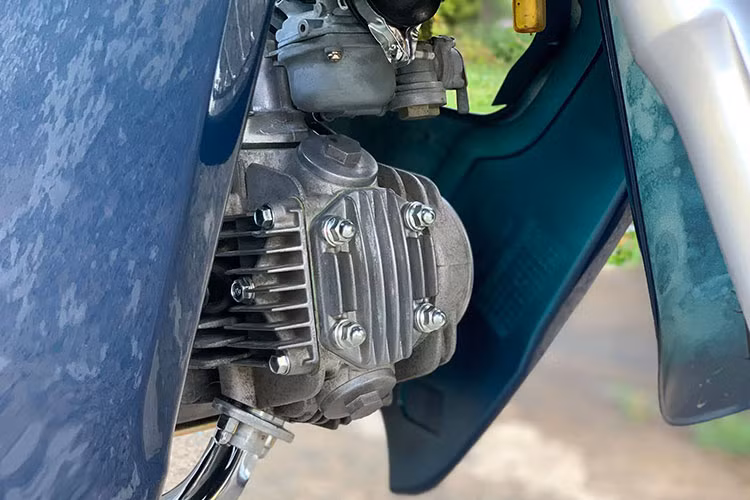 Honda Wave @ đời cũ được trang bị động cơ 100cc, xi lanh đơn và làm mát bằng gió. Mẫu xe này vận hành khá ổn định và được xem là mẫu xe bán chạy nhất của Honda kể từ khi ra mắt năm 2001. Hiện mẫu xe này khong còn được Honda Việt Nam sản xuất, nó chủ yếu được người dùng bán lại theo dạng xe cũ.