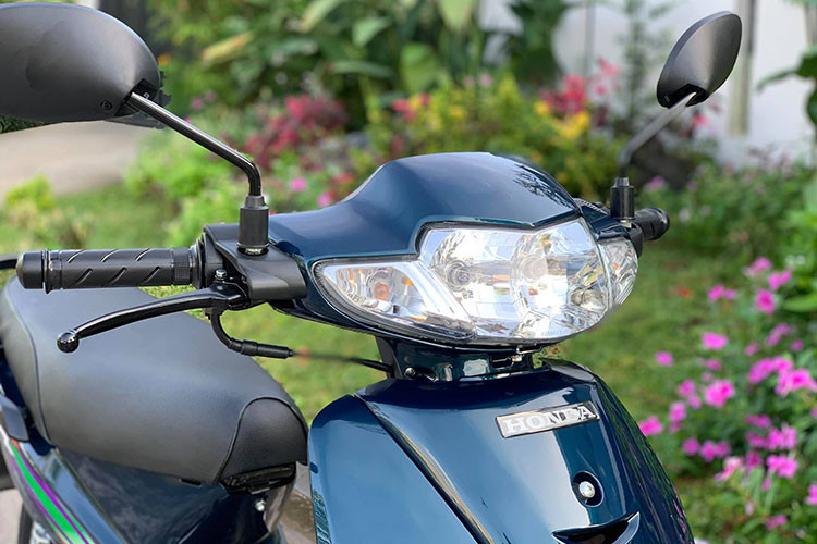 Phần đầu xe là cụm đèn halogen bóng đôi, logo và màu sơn cùng tay lái vfa phanh... cũng đã được làm mới theo đúng nguyên bản trước đây.