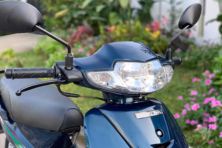 Phần đầu xe là cụm đèn halogen bóng đôi, logo và màu sơn cùng tay lái vfa phanh... cũng đã được làm mới theo đúng nguyên bản trước đây.