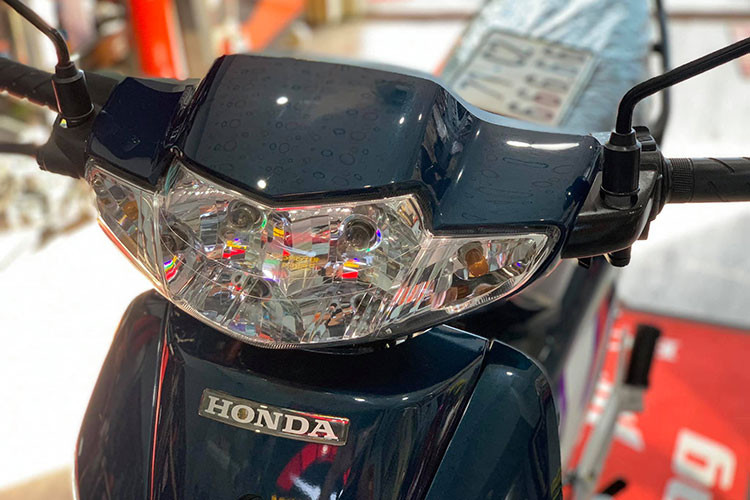 Với Honda Wave Alpha lắp ráp Việt Nam và Dream Việt, hai mẫu xe này đã chính thức đá văng những chiếc xe máy Trung Quốc "hàng nhái" ra khỏi thị trường thời điểm đó. Đáng chú ý, chỉ một tháng sau ngày ra mắt Wave Alpha làm mưa làm gió với doanh số 15.200 chiếc, mở đầu cho thời kỳ xe máy Honda Việt Nam. 