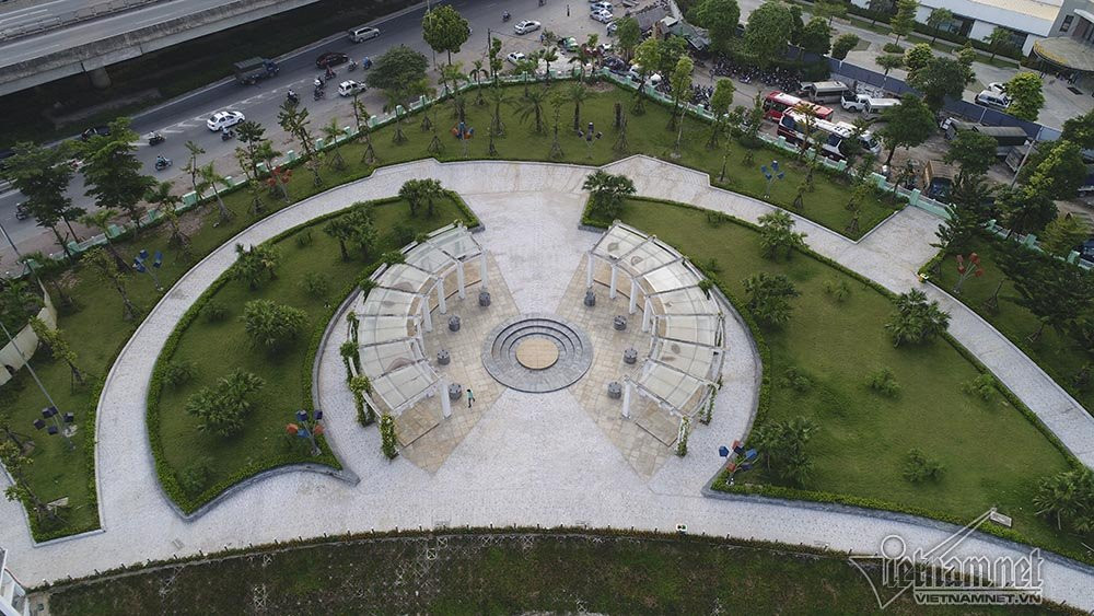 Công viên giáp đường Lê Văn Lương, Khuất Duy Tiến, Hoàng Minh Giám và liền kề khu liên cơ thành phố.