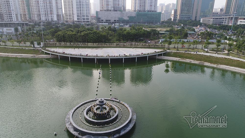 Nhiều hạng mục trong công viên vẫn chưa hoàn thành. Ông Nguyễn Đức Phần (87 tuổi, nhà ở 18T1, Lê Văn Lương) chia sẻ: "Công viên thoáng đãng, không khí tuyệt vời, tuy nhiên tôi đi mãi không thấy có ghế đá, nên khá mỏi chân. Phần hồ rộng, nếu có thêm trò chơi đạp vịt như ở Thủ Lệ hoặc bắc một cây cầu ra giữa đài phun nước thì rất hay". 