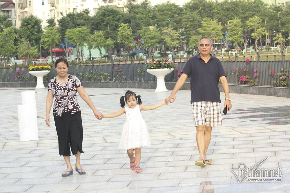 Bà Phạm Thị Phấn cùng chồng dắt cháu vào chơi. Bà Phấn vui vẻ: "Nghe nói có công viên mới, vợ chồng tôi đi bộ hơn 1 km để xem. Trước đây tôi hay đưa cháu đi công viên Thống Nhất, Thủ Lệ, nay không phải đi xa nữa"