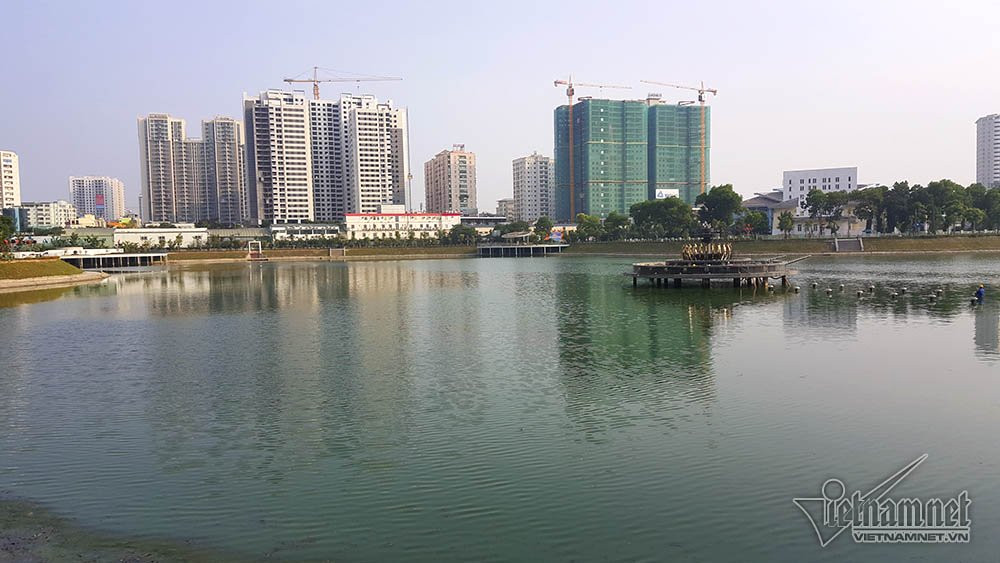 Giữa hồ là đài phun nước lớn vẫn đang được hoàn thiện 