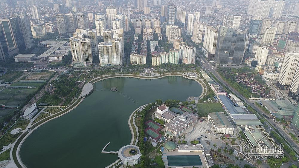 Công viên có 3 khu chức năng chính gồm hồ điều hòa có diện tích mặt nước rộng khoảng 8ha, khu công viên cây xanh vui chơi giải trí, nghỉ ngơi kết hợp hoạt động thể thao ngoài trời và đường dạo… khoảng 5,2ha và khu công trình nhà điều hành 2 tầng.