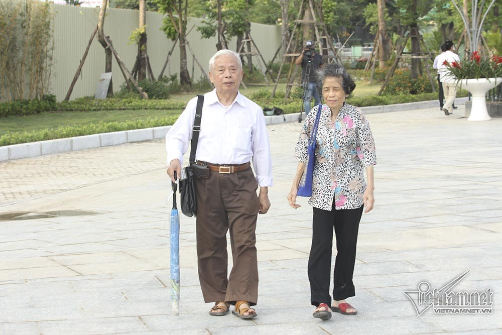 2 vợ chồng ông Phần đi dạo trong công viên mới