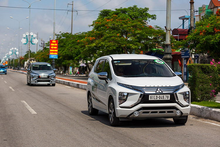 Nếu như Toyota Vios ở vị trí số 1 là điều không quá bất ngờ, thì ở vị trí thứ 2, mẫu xe đa dụng giá rẻ Mitsubishi Xpander lại là cái tên đáng chú ý nhất khi vượt qua nhiều đối thủ đình đám khác như Toyota Innova, Hyundai Grand i10, Hyundai Accent để vươn lên vị trí thứ 2 trên bảng xếp hạng với doanh số đạt 1.326 xe, tăng gần 300 xe so với tháng trước.